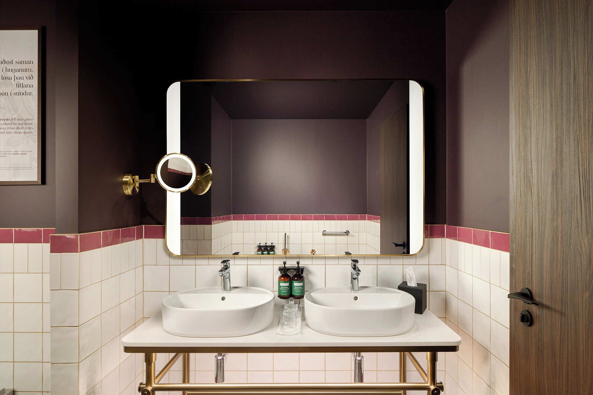Deluxe Room, 1 King Bed | Bathroom | Free toiletries, hair dryer