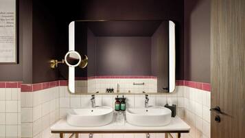 Deluxe Room, 1 King Bed | Bathroom | Free toiletries, hair dryer