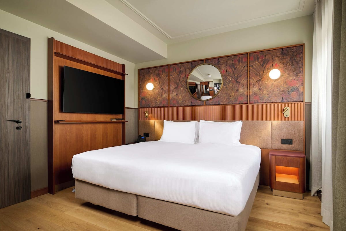 Room, 1 King Bed, Accessible | In-room safe, iron/ironing board, WiFi (free)