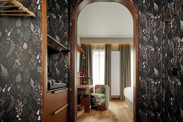 A hotel room with a wooden wardrobe, a desk, a chair, and a bed. - Skald Akureyri, Curio Collection by Hilton (Akureyri)