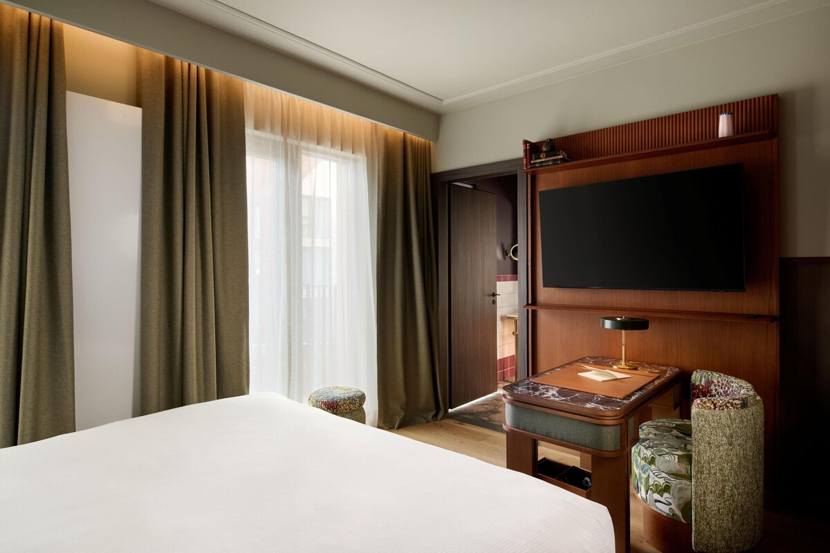 Room, 1 King Bed | In-room safe, iron/ironing board, WiFi (free)