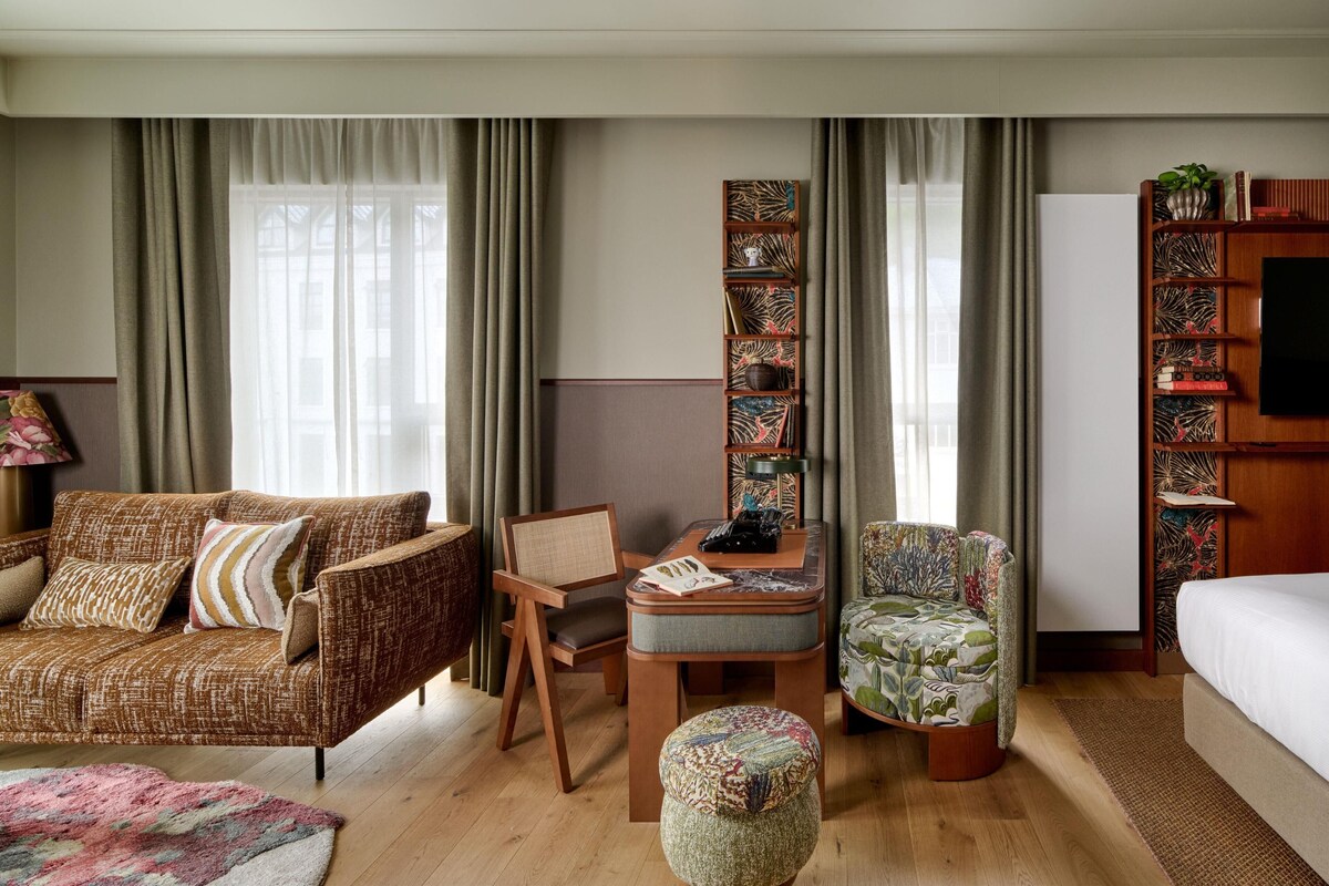 Junior Suite, 1 King Bed | In-room safe, iron/ironing board, WiFi (free)