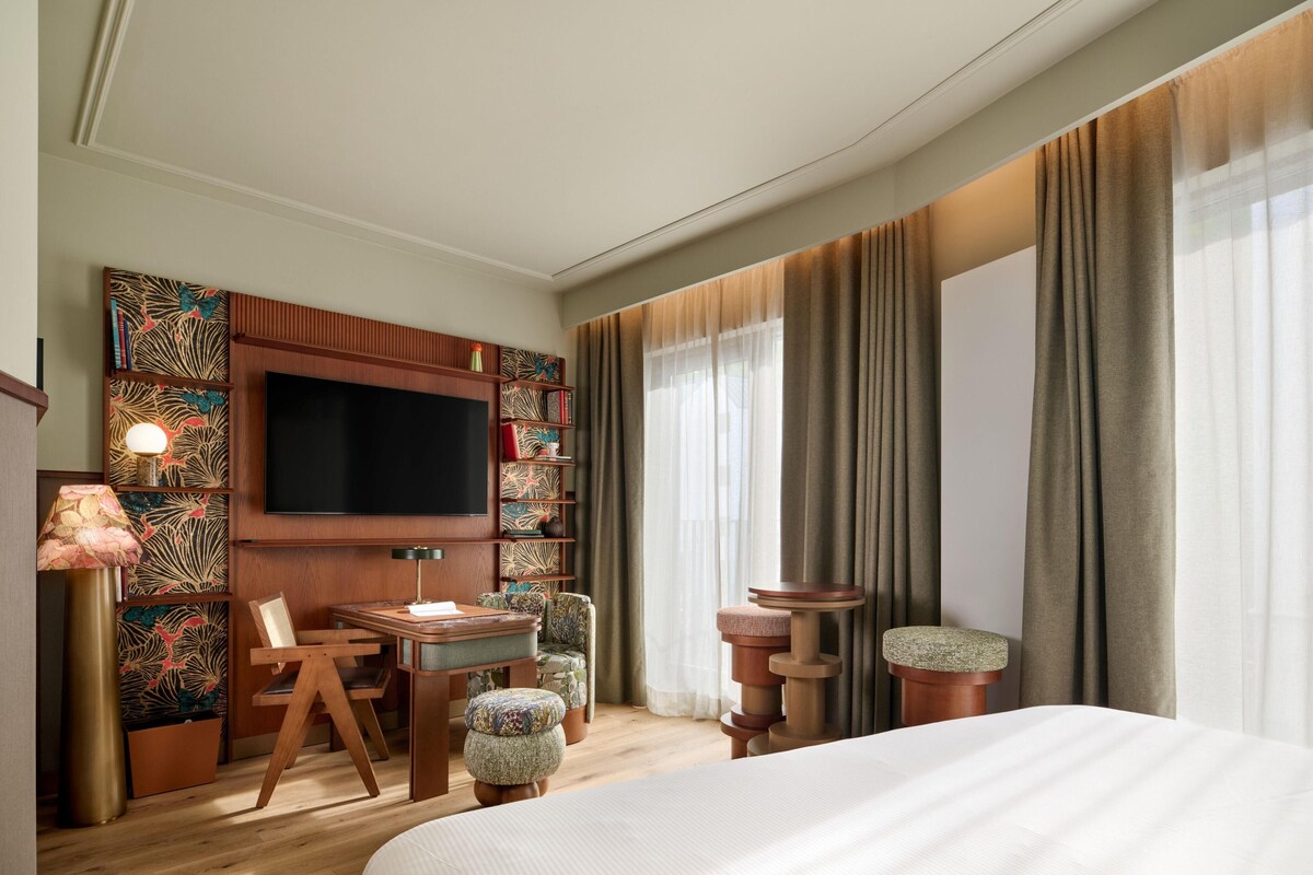 Deluxe Room, 1 King Bed | In-room safe, iron/ironing board, WiFi (free)