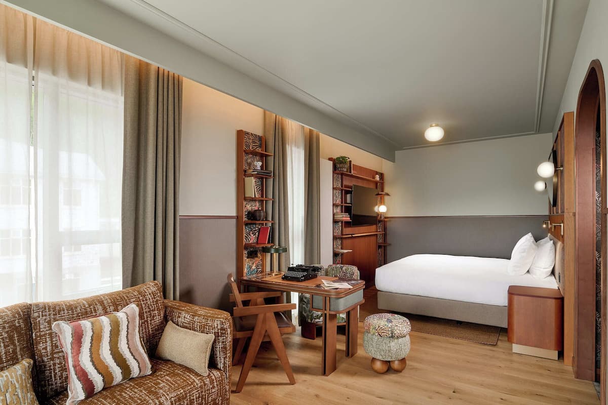 Junior Suite, 1 King Bed | In-room safe, iron/ironing board, WiFi (free)