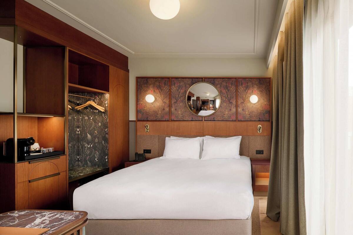 Room, 1 King Bed | In-room safe, iron/ironing board, WiFi (free)