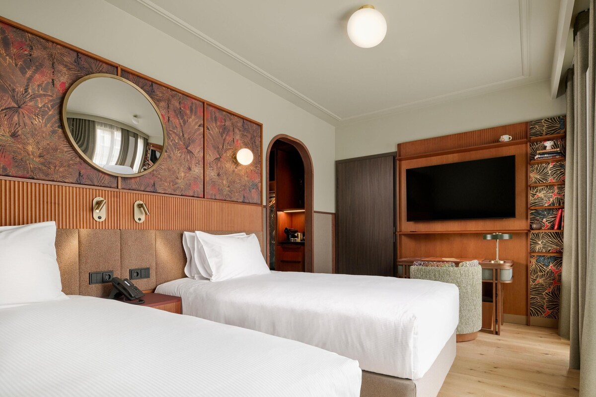 Room, 2 Twin Beds | In-room safe, iron/ironing board, WiFi (free)