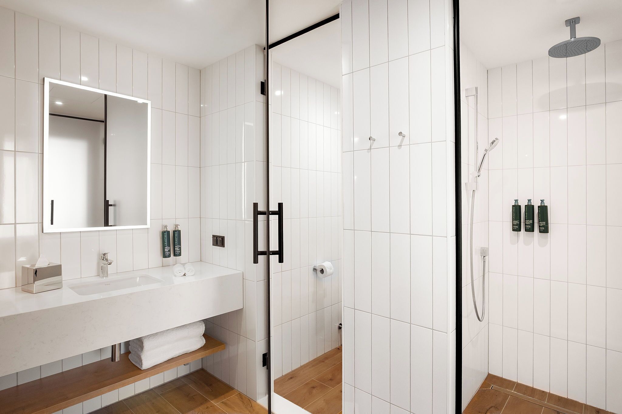 Douche, articles de toilette gratuits, sèche-cheveux, chaussons