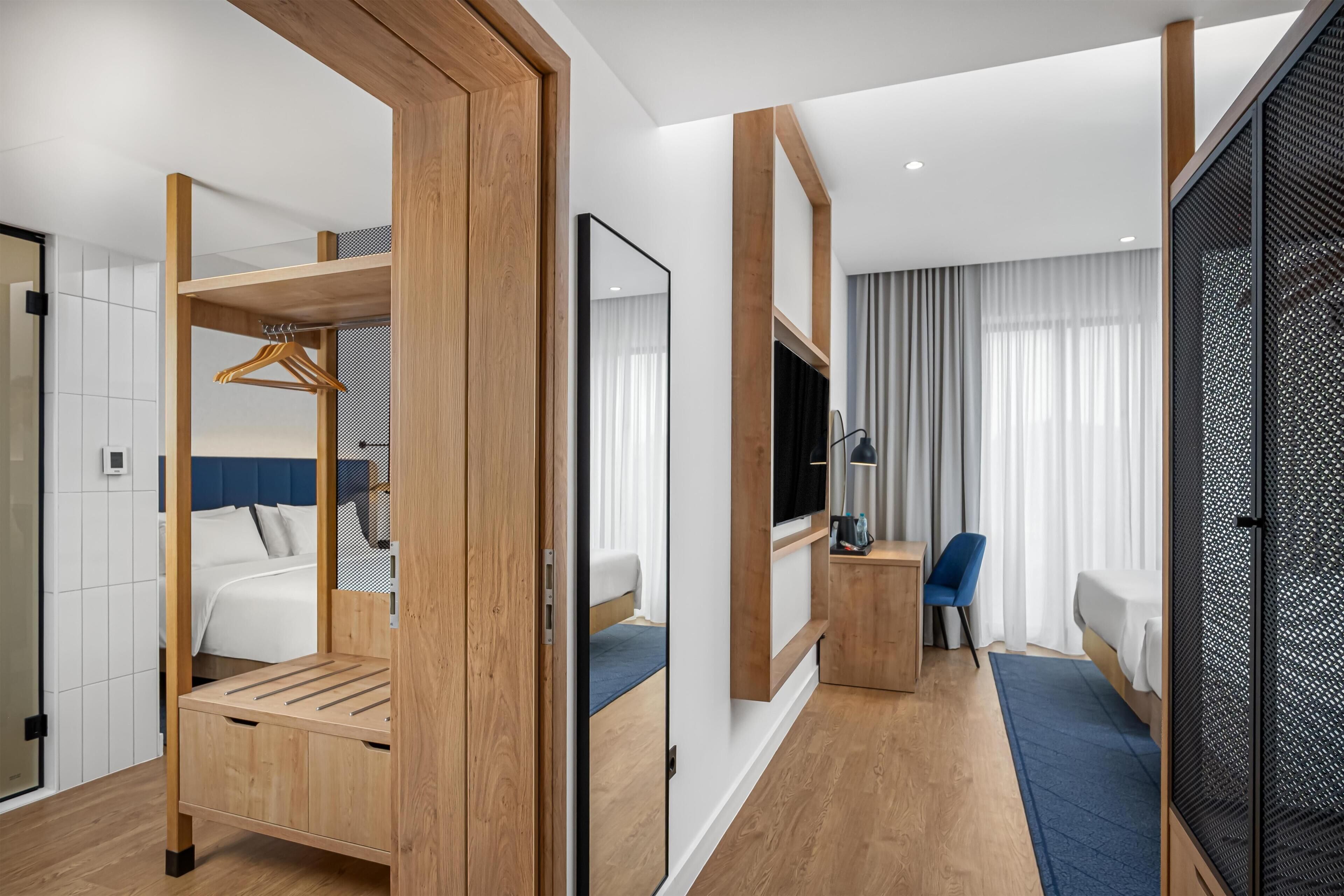 ห้องแฟมิลี่, เตียงคิงไซส์ 1 เตียง | เครื่องนอนป้องกันสารก่อภูมิแพ้, ตู้นิ  รภัยในห้องพัก, โต๊ะทำงาน