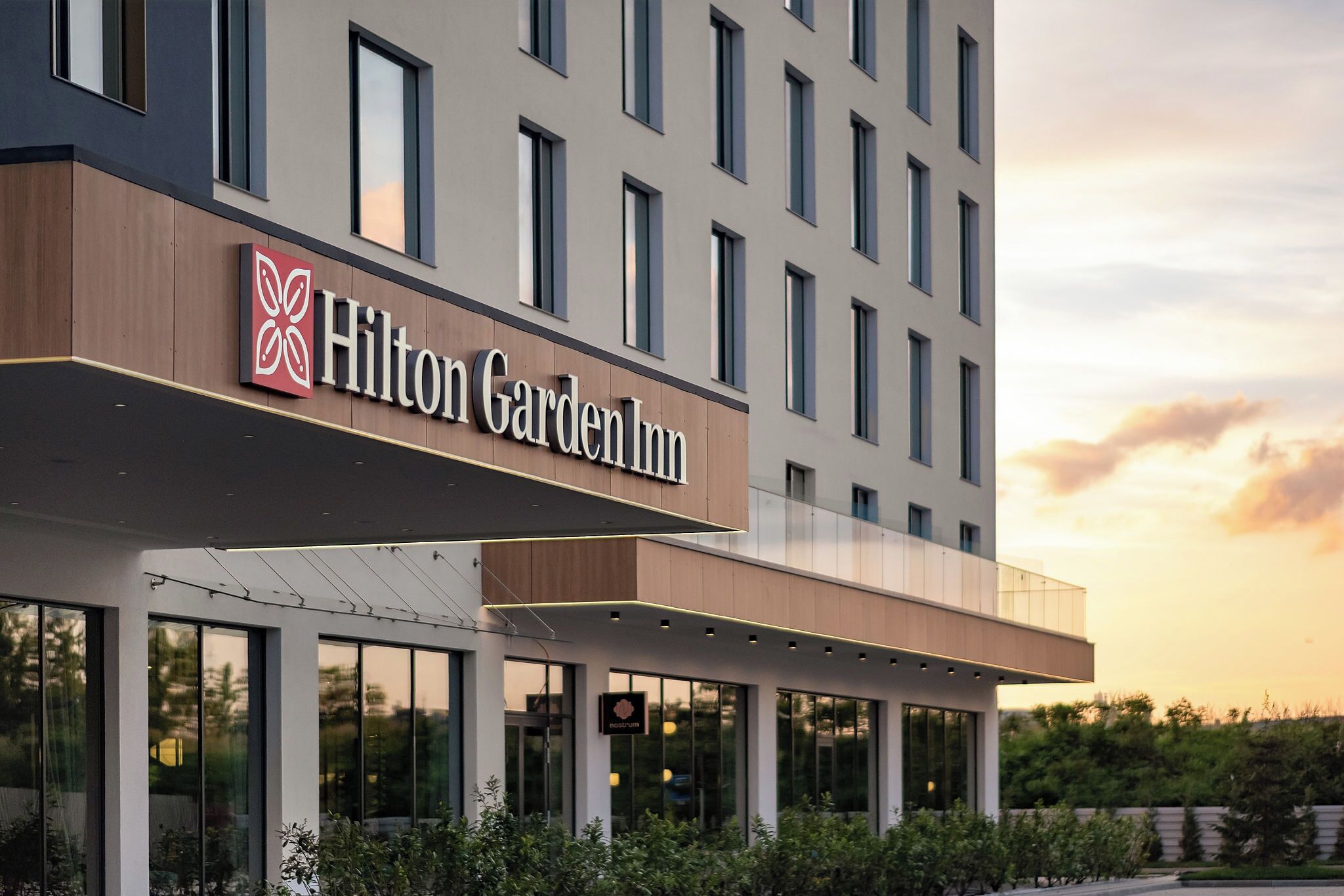 Un edificio moderno con un letrero que dice 'Hilton Garden Inn'.