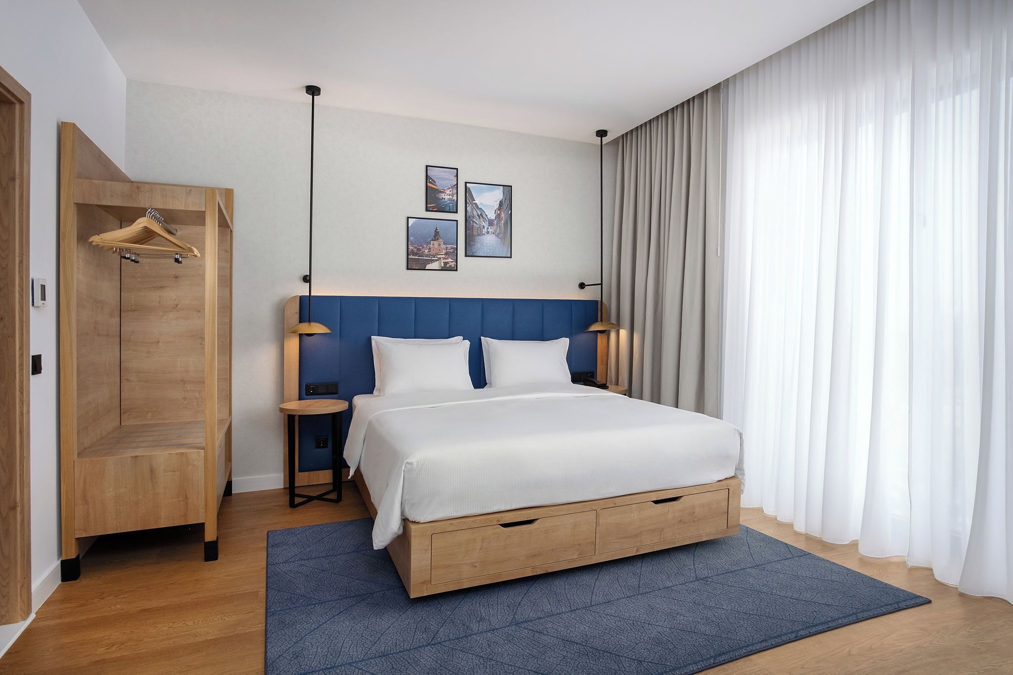 Studio Deluxe - 1 kingsize-säng | Allergitestade sängkläder, värdeförvaringsskåp på rummet och skrivbord