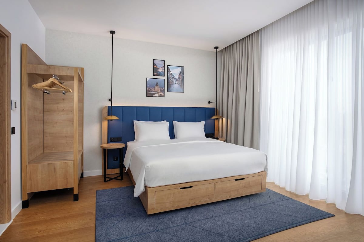 Studio Deluxe - 1 kingsize-säng | Allergitestade sängkläder, värdeförvaringsskåp på rummet och skrivbord