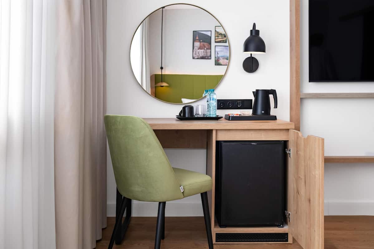 Hypo-allergenic bedding, in-room safe, desk, laptop workspace
