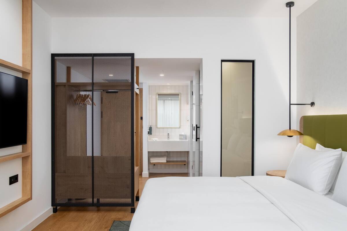 Chambre Deluxe, 1 très grand lit | Literie hypoallergénique, coffres-forts dans les chambres, bureau