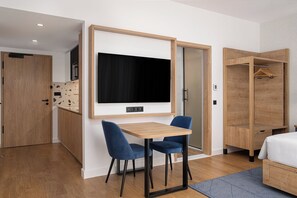 Deluxe Studio, 1 King Bed | In-room dining - Hilton Garden Inn Brasov (Brasov)
