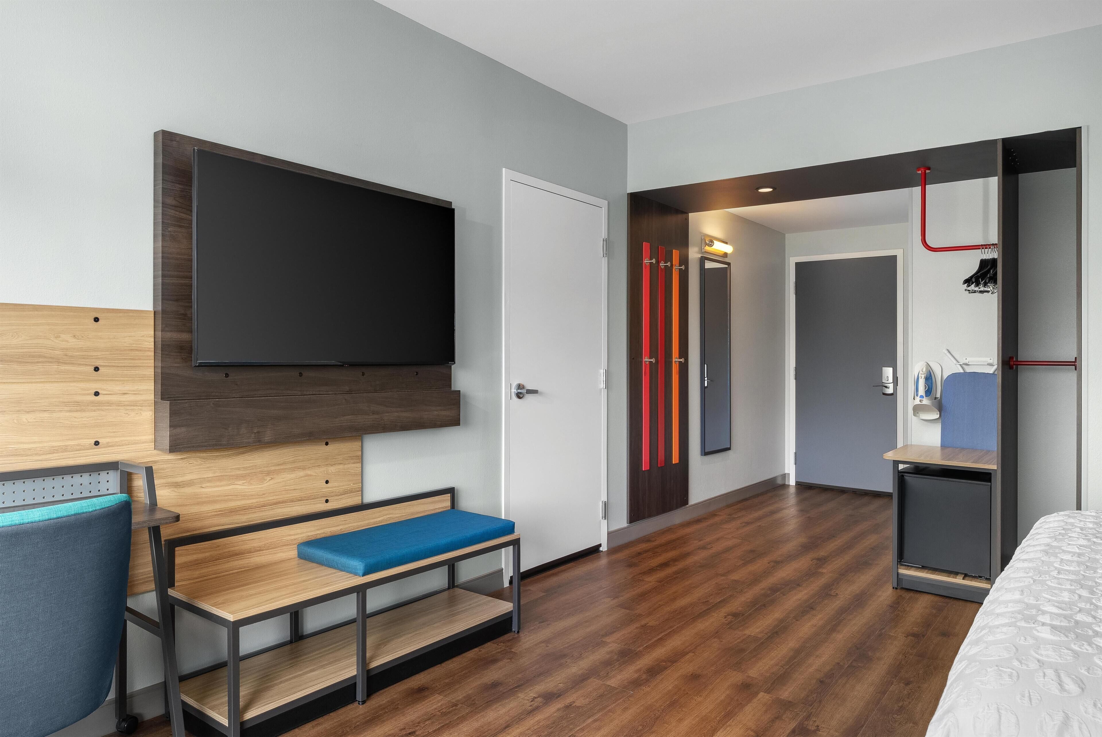 Room, 1 King Bed, Accessible (Roll-In Shower) | Free WiFi