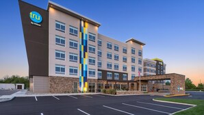 A hotel with a modern design, multiple floors, and a parking lot. - Tru By Hilton Burlington, Nj (Burlington)
