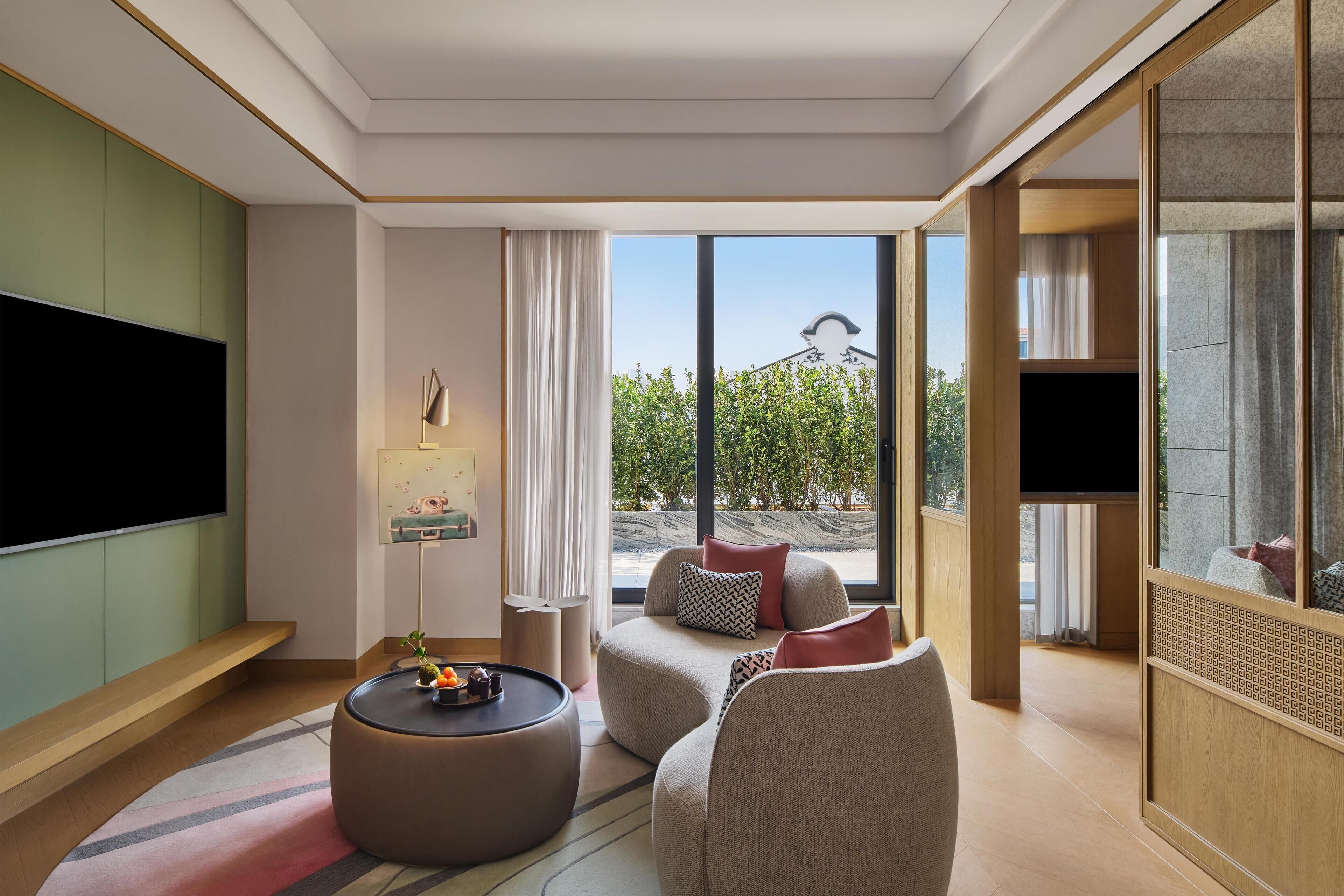 Deluxe Suite, 1 King Bed | Living area