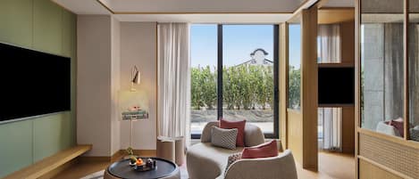 Deluxe Suite, 1 King Bed | Living area