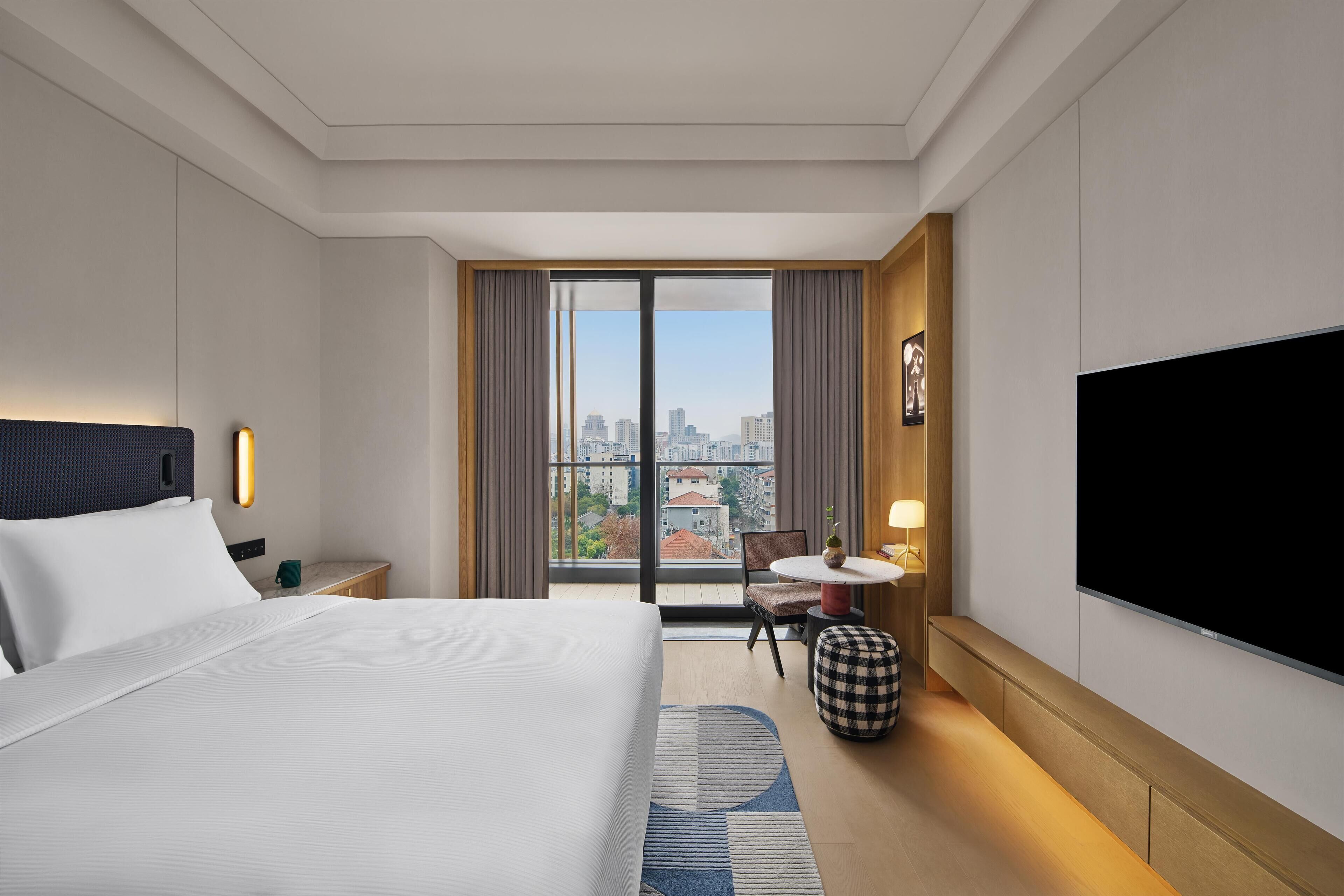 Deluxe Room, 1 King Bed, Balcony