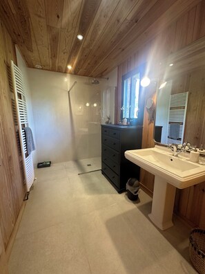 Shower, hair dryer, towels, soap - TYPICAL WOODEN HOUSE IN CAP FERRET (Lège-Cap-Ferret)