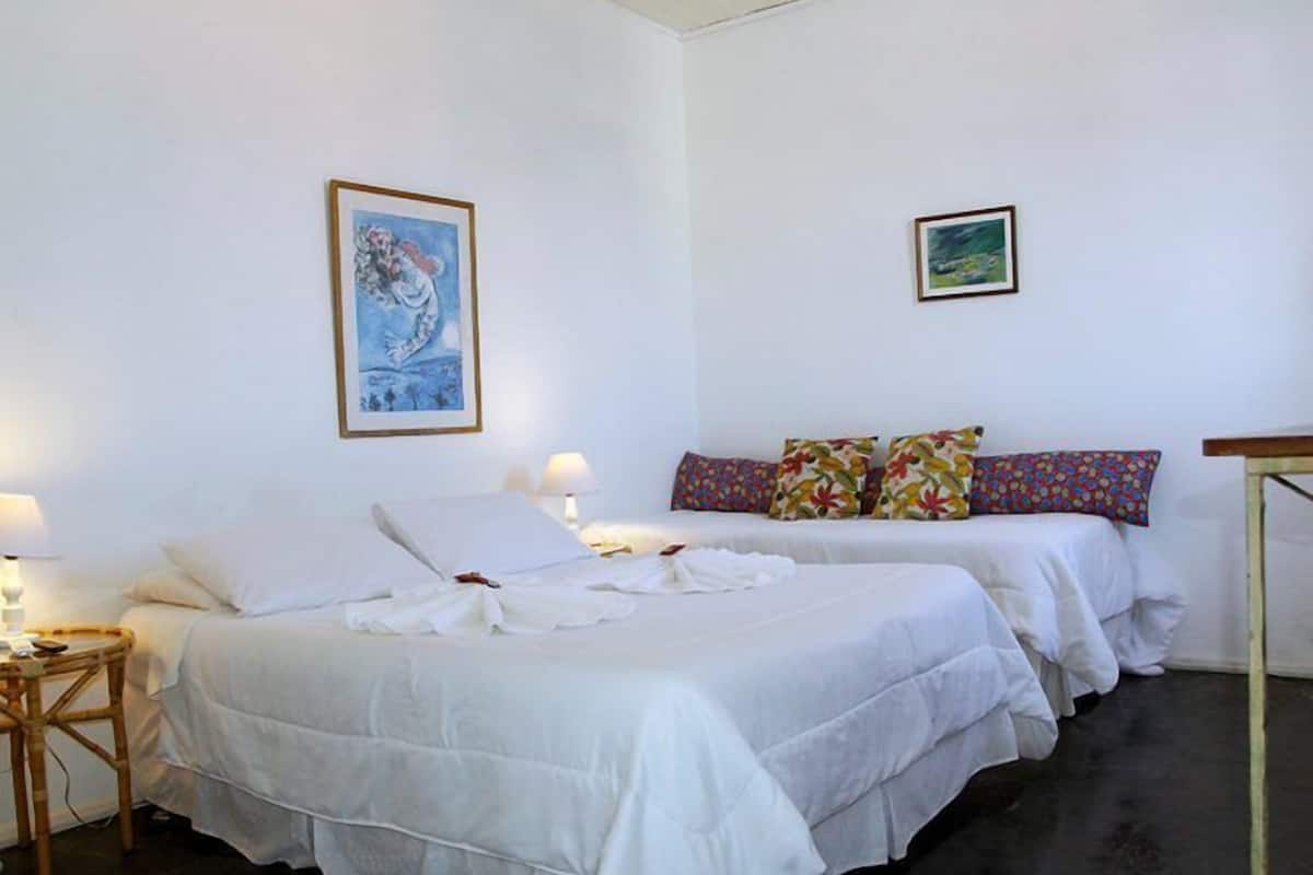 Kolmen hengen superior-huone | Tallelokero huoneessa, ilmainen Wi-Fi