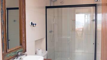 Superior-sviitti | Kylpyhuone | Suihku