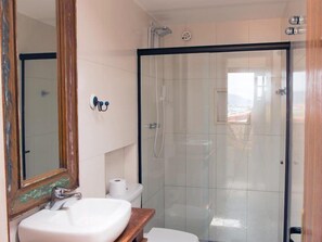 Superior-sviitti | Kylpyhuone | Suihku