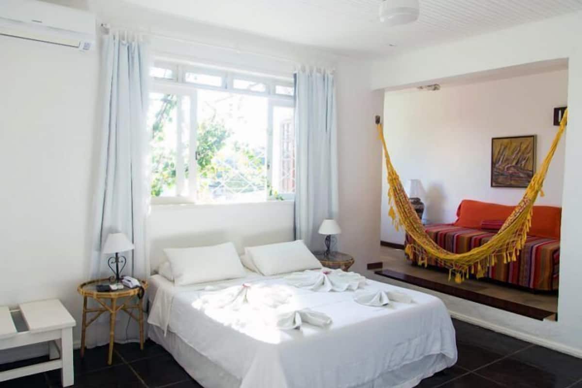 Superior-sviitti | Tallelokero huoneessa, ilmainen Wi-Fi