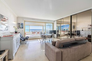 Smart TV, offices - Bright Apartment with Terrace and Sea View (Cannes)