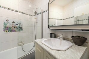 Towels - Bright Apartment with Terrace and Sea View (Cannes)