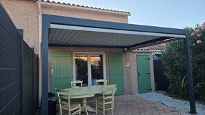 Outdoor dining - The yellow house (Vidauban)