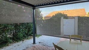 Outdoor dining - The yellow house (Vidauban)