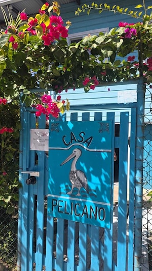 Une porte bleue ornĂ©e dâun pĂ©lican et portant lâinscription « CASA PELICANO ».