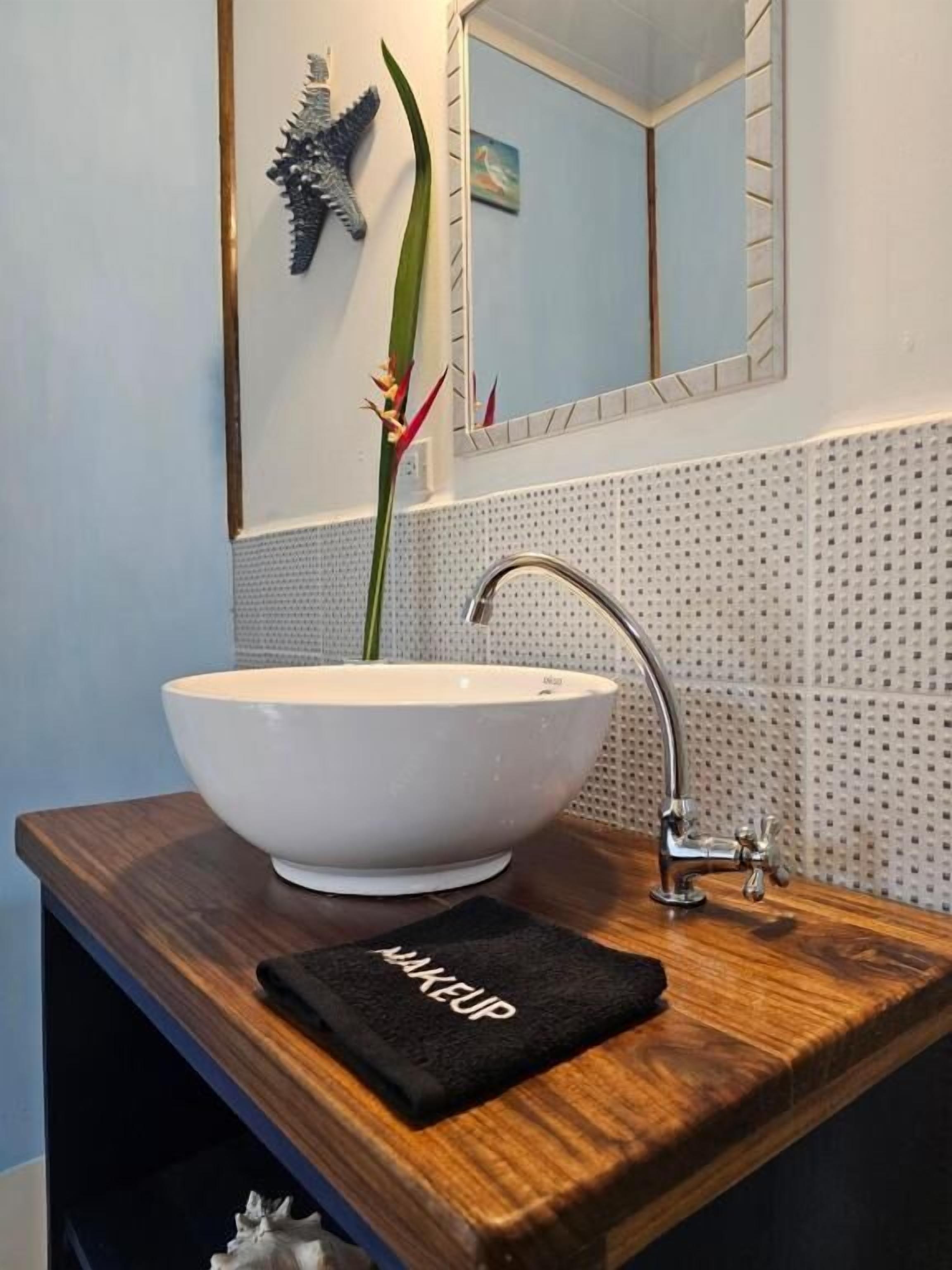 クラシック ダブルルーム シティビュー | バスルーム | タオル、石鹸、トイレットペーパー