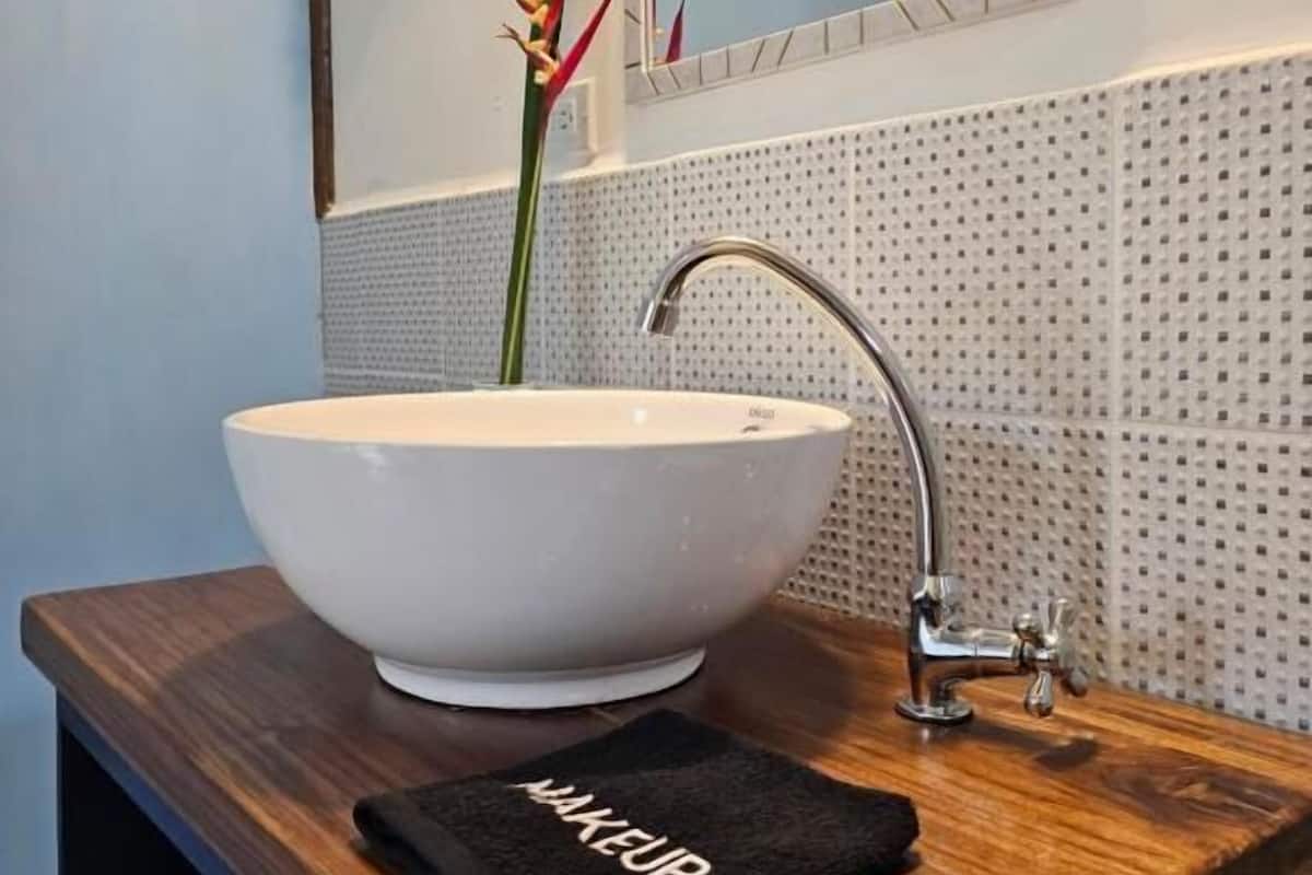Classic Tek Büyük Yataklı Oda, Şehir Manzaralı | Banyo | Havlu, sabun, tuvalet kâğıdı