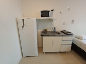 Economy Studio | Private kitchen | Fridge, microwave, stovetop, cookware/dishes/utensils - WeStay Hotel - Unidade 2 (São Paulo)