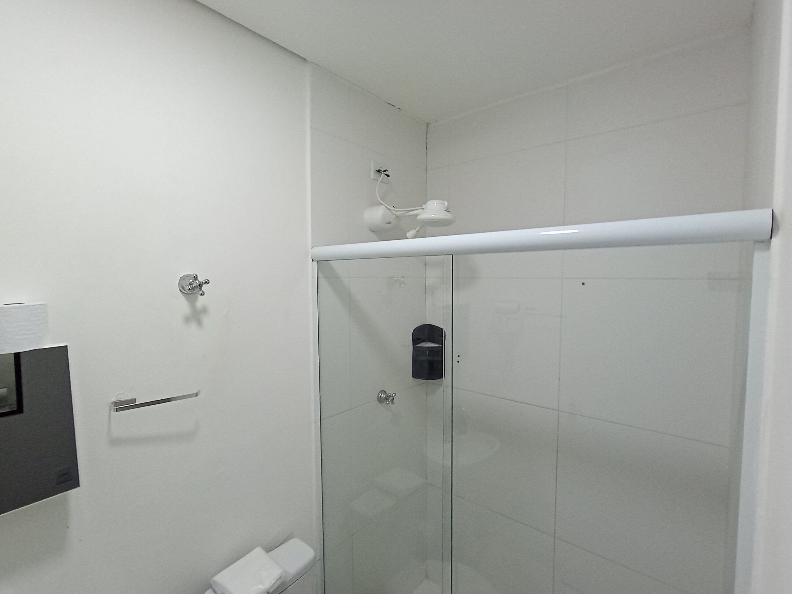 Economy Apartment | Bathroom | Shower, free toiletries, hair dryer, towels