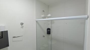 Economy Apartment | Bathroom | Shower, free toiletries, hair dryer, towels