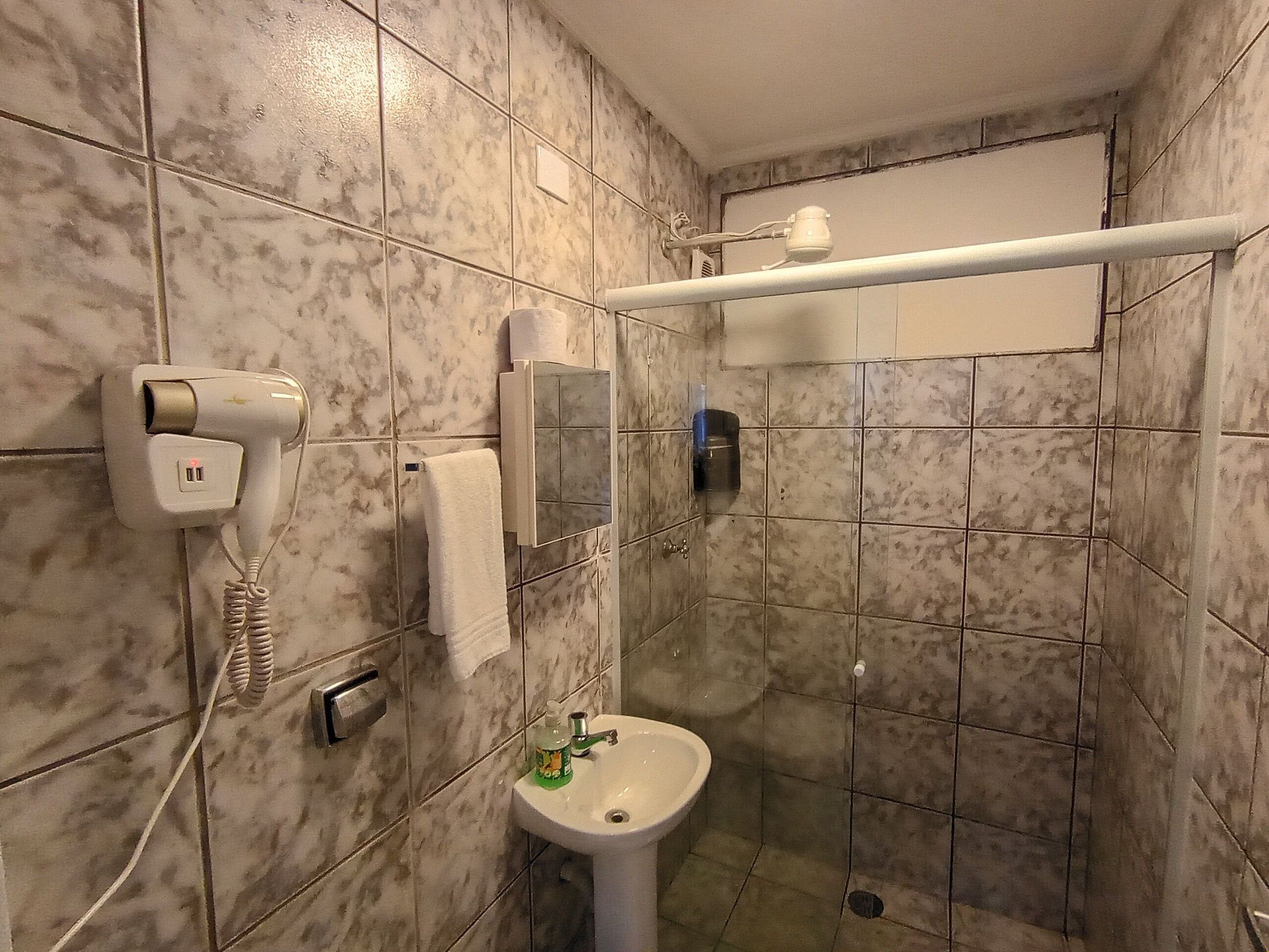 Economy Studio | Bathroom | Shower, free toiletries, hair dryer, towels