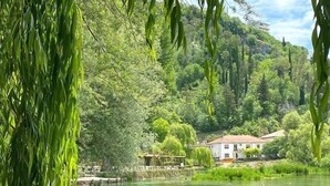 A clear lake with a dock and a house in the background. - Ninfa del Lago Bedrooms  (Posta Fibreno)