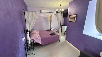 Escritorio, espacio para trabajar con laptop y wifi gratis