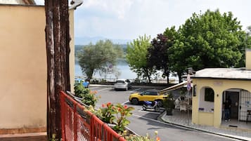 Chambre Double Supérieure, vue lac, sur l'eau | Terrasse/Patio
