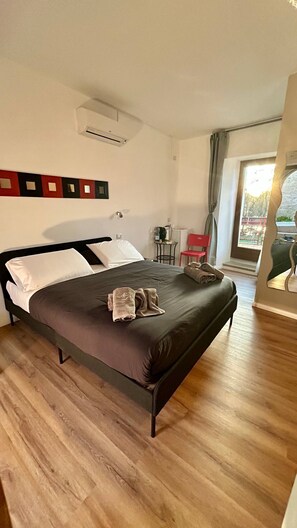 Desk, laptop workspace, free WiFi - Ninfa del Lago Bedrooms  (Posta Fibreno)