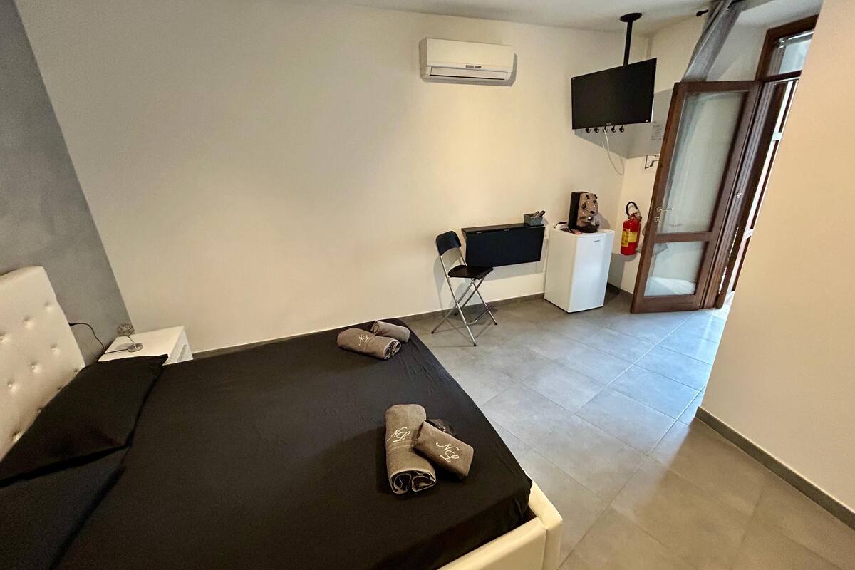 Habitación doble, patio, planta baja | Escritorio, espacio para trabajar con un portátil, wifi gratis