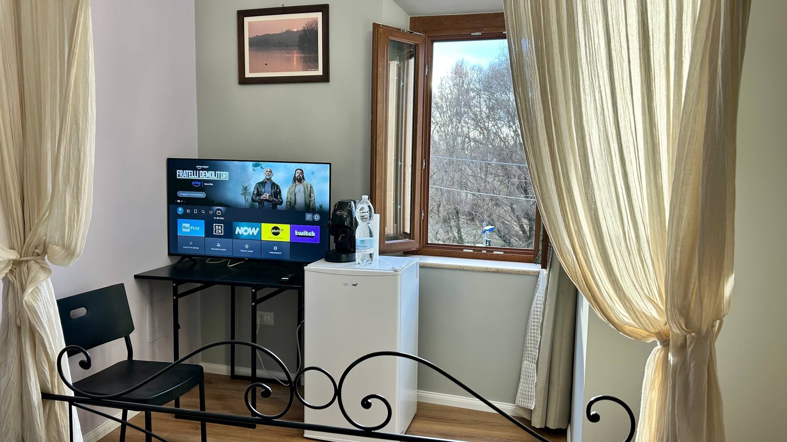 Camera doppia, vista lago | Una scrivania, postazione laptop, Wi-Fi gratuito