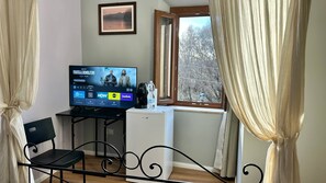 Camera doppia, vista lago | Una scrivania, postazione laptop, Wi-Fi gratuito