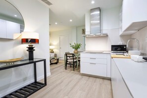 Fridge, microwave, coffee/tea maker, toaster - Comfortable apartment in the heart of Cádiz. Patrocinio II (Cadiz)