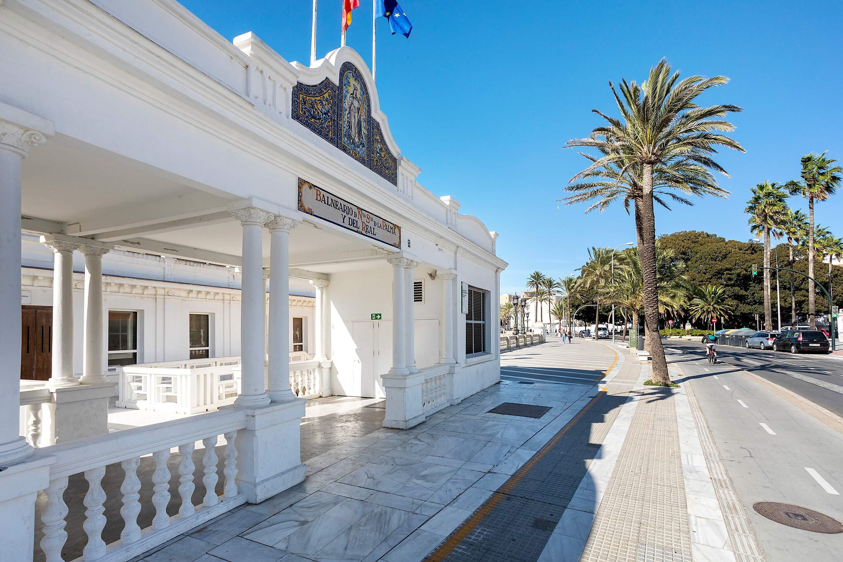 En hvid bygning med søjler og et skilt med teksten "Balneario del Real".