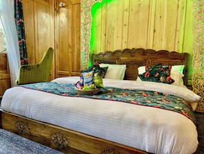 Deluxe Room, Private Bathroom, Lake View | Desk, free WiFi - The Apollo 11 Heritage Luxury Houseboat (Srinagar)