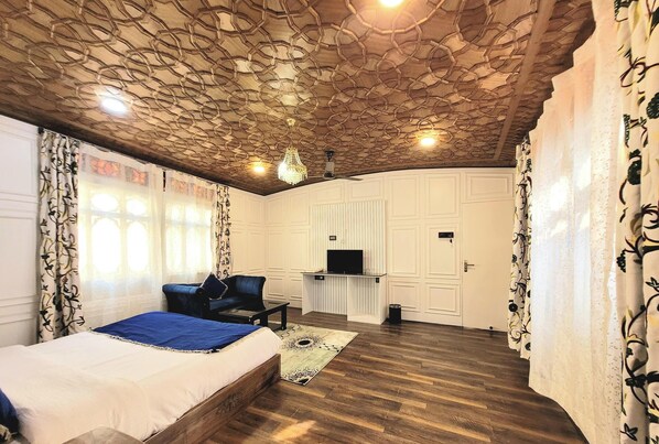 Luxury Room, City View | Desk, free WiFi